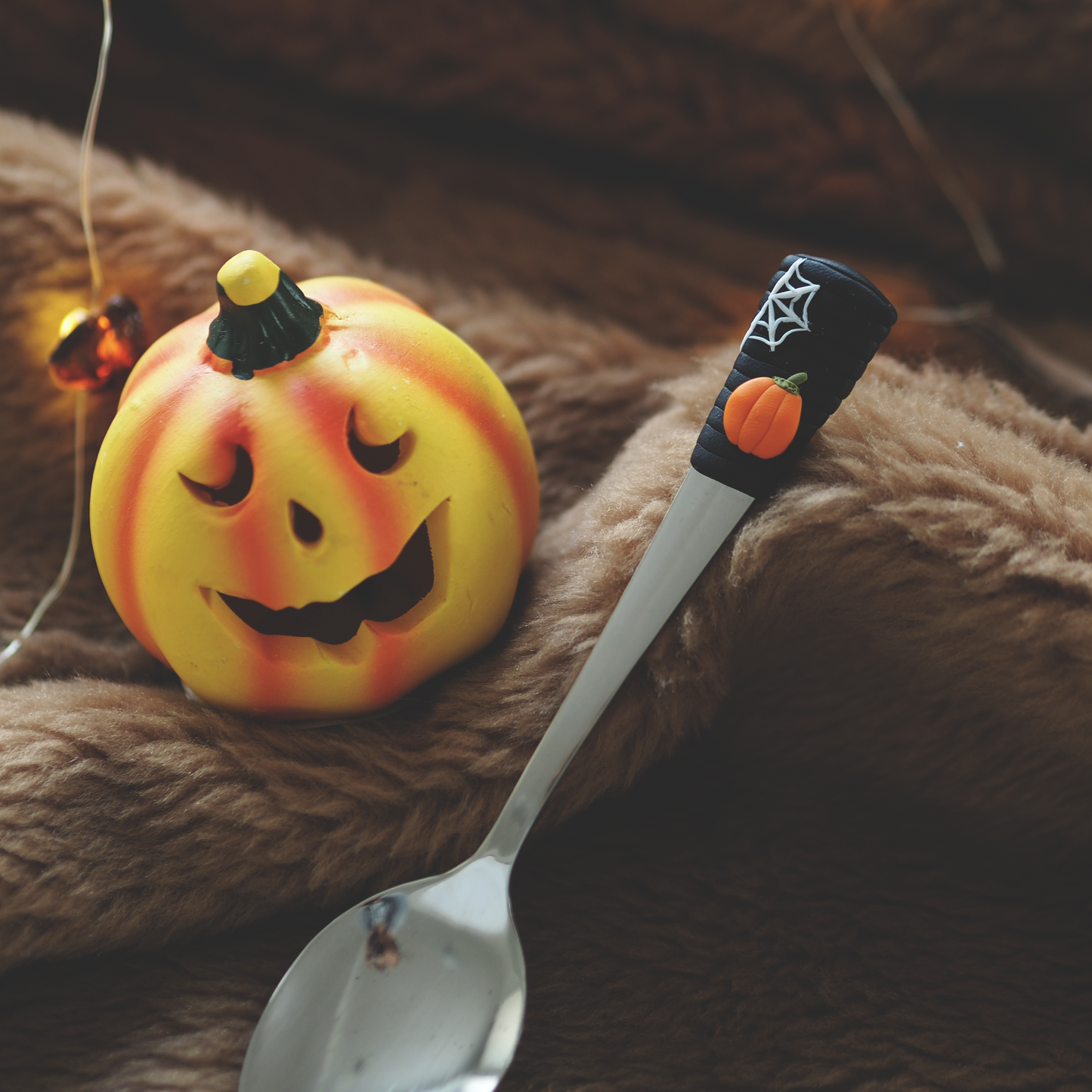 Kávová lžička s motivem dýně a pavučiny