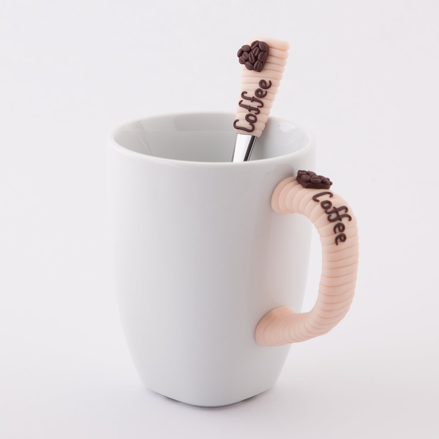 Sada porcelánového hrníčku se lžičkou s nápisem Coffee a srdíčkem z kávových zrnek