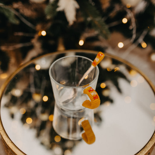Sada skleněného hrníčku se lžičkou s nápisem HO HO HO se santovskou čepicí