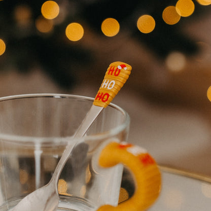 Sada skleněného hrníčku se lžičkou s nápisem HO HO HO se santovskou čepicí